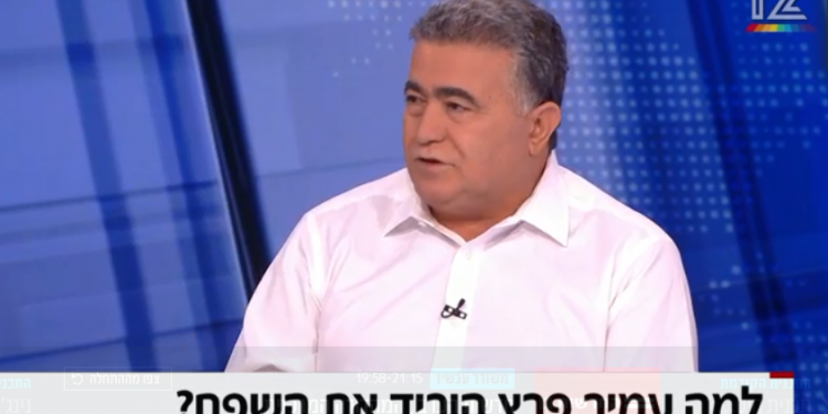 עמיר פרץ  מכריז על הורדת השפם. צילום מסך: חדשות 12 צילום מסך: חדשות 12