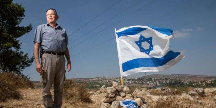 פנחס (פינצ'י) הרשלר בגל־עד שהוקם במקום הרצח של דביר שורק ז צילום: יוסי אלוני