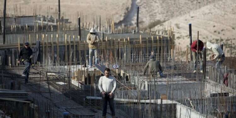 פועלים פלסטינים באתר בנייה במעלה אדומים. אילוסטרציה. צילום: EPA צילום: EPA