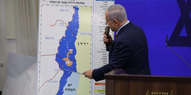 נתניהו מציג את התוכנית לחיזוק בקעת הירדן. צילום: EPA צילום: EPA