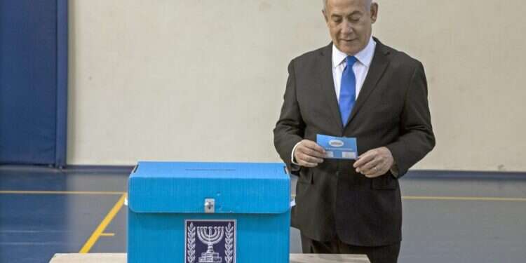 נתניהו מצביע. צילום: AFP צילום: AFP