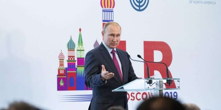 ולדימיר פוטין בנאומו בכנס צילום: EPA