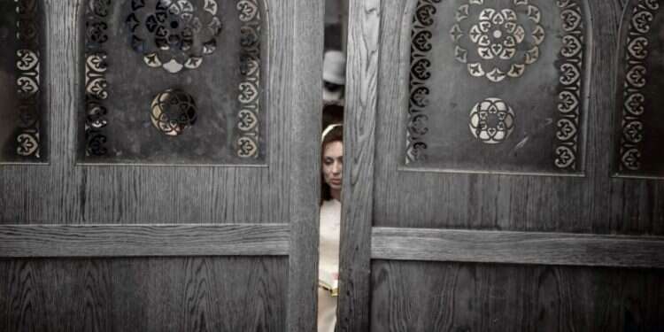 הפמיניסטיות החרדיות אינן מתיימרות לשנות את המבנים הדתיים העתיקים. צילום: ראובן צוקרמן,  צילום: ראובן צוקרמן, "הנך יפה רעייתי", 2017 . מתוך התערוכה "חצרות" שהוצגה בגלריית המקלט בירושלים