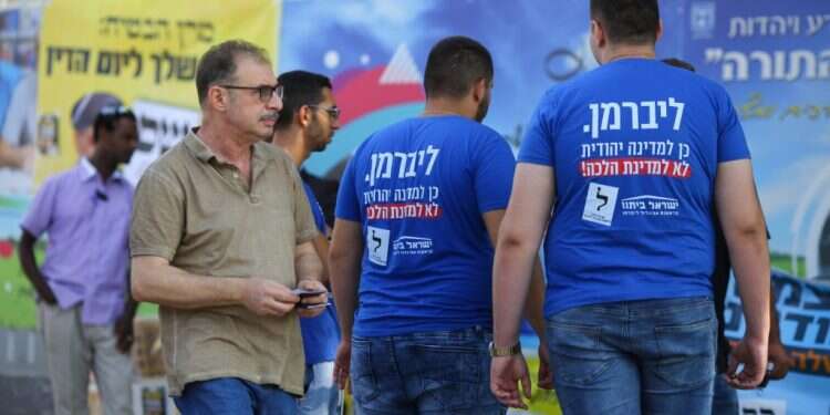 שלטי בחירות סמוך לתחנת ההצבעה בשדרות. צילום: לירון מולדובן צילום: לירון מולדובן
