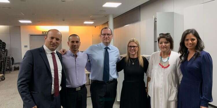 חברי מפלגת זהות עם בנט ושקד. מבוכה לפייגלין: בכירים בזהות הביעו תמיכה בימינה