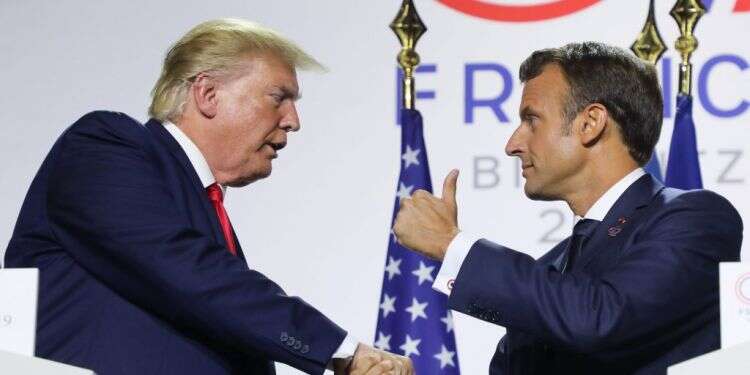 לפני הקלעים ומאחוריהם. דונלד טראמפ ועמנואל מקרון בפסגת ה-G7 בשבוע שעבר. צילום: AFP צילום: AFP