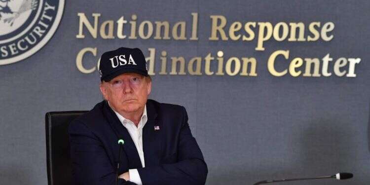 טראמפ במסיבת עיתונאים בנושא הסופה. צילום: AFP צילום: AFP