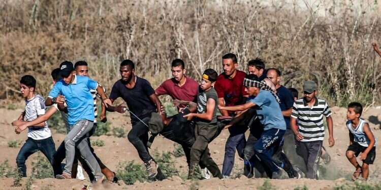 פורעים בגבול הרצועה. צילום: AFP צילום: AFP