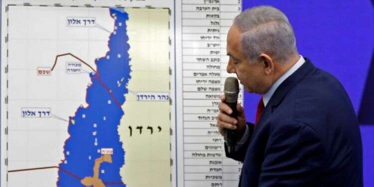 בנימין נתניהו מציג את תוכניתו להחלת הריבונות בבקעת הירדן. צילום: AFP צילום: AFP