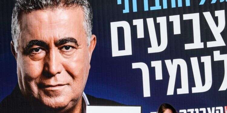 שלטי בחירות של מפלגת העבודה-גשר. צילום: AFP צילום: AFP