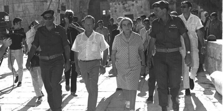 יגאל אלון (במרכז) עם גולדה מאיר ורחבעם זאבי בהר הבית. צילום: לע צילום: לע"מ