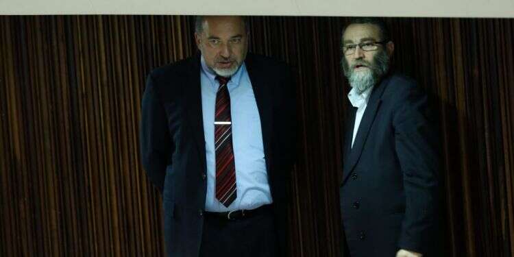 גפני וליברמן משוחחים במליאת הכנסת, 2013. צילום: יונתן זינדל, פלאש 90 צילום: יונתן זינדל, פלאש 90