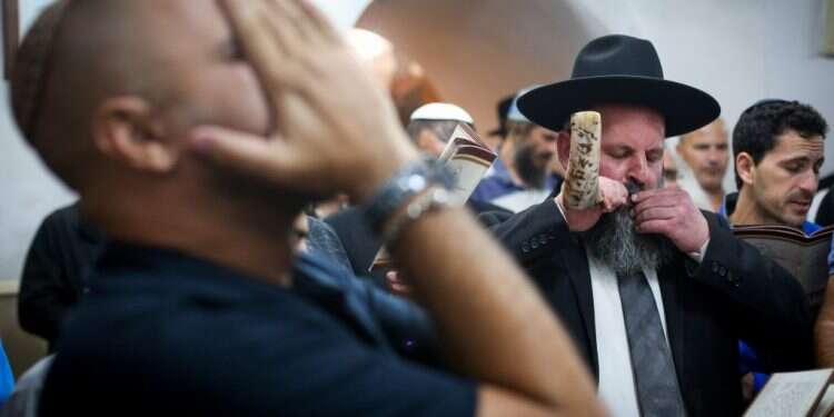 הזדמנות נהדרת להתנקות, לקום ולהמשיך הלאה – בוגרים יותר, ואמיצים ונחושים לא פחות. סליחות במירון. צילום: דוד כהן, פלאש 90 צילום: דוד כהן, פלאש 90