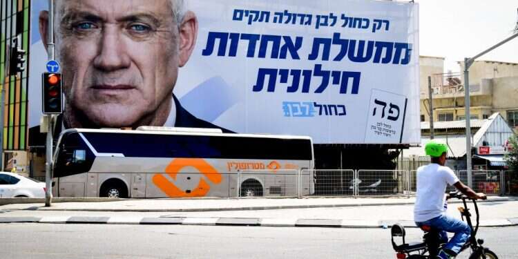 שלט חוצות של כחול לבן בתל אביב. צילום: פלאש 90 צילום: פלאש 90