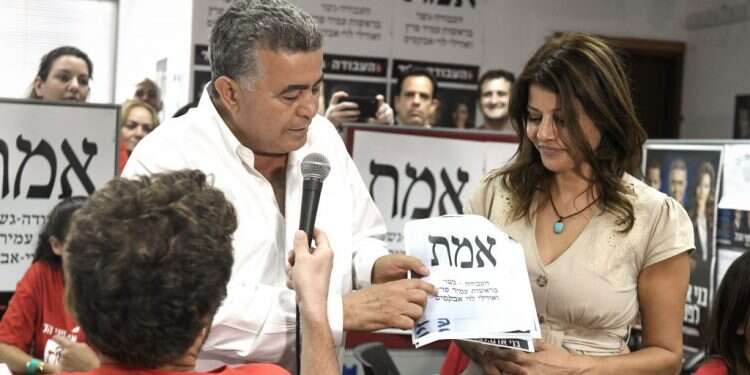 פרץ ולוי-אבקסיס במטה מפלגת העבודה. צילום: פלאש 90 צילום: פלאש 90