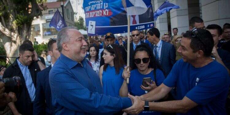 ליברמן במתחם שרונה ביום הבחירות. צילום: מרים אלסטר, פלאש 90 צילום: מרים אלסטר, פלאש 90