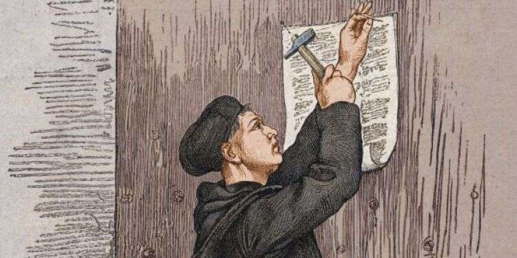 טען שכל אדם עומד בעצמו בפני הא־ל. מרטין לותר ממסמר את התזה שלו לדלת הכנסייה בוויטנברג, גרמניה, 1517. צילום: גטי אימג'ס צילום: גטי אימג'ס