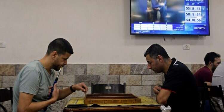 בית קפה בחברון במהלך פרסום תוצאות המדגמים. צילום: רויטרס צילום: רויטרס