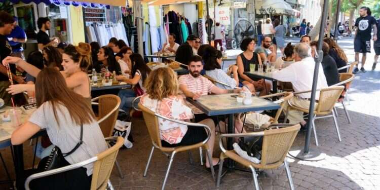 מבלים בבית קפה בתל אביב, אילוסטרציה. צילום: שאטרסטוק צילום: שאטרסטוק