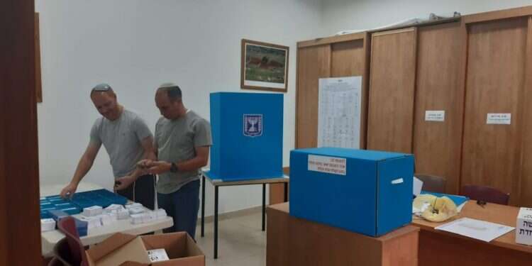 קלפי בישוב נווה צוף, שבמועצה האזורית בנימין. צילום: גד אמיתון/TPS נתניהו וגנץ סימנו את היעד: ממשלת אחדות