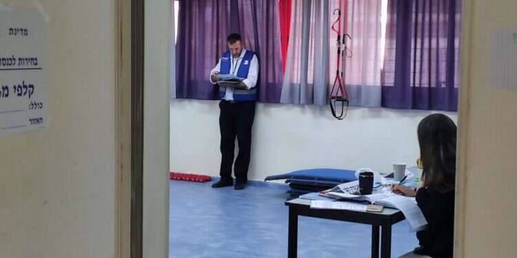 פקח טוהר הבחירות בקלפי ברעות. ארכיון. צילום: דנה בצלאל צילום: דנה בצלאל