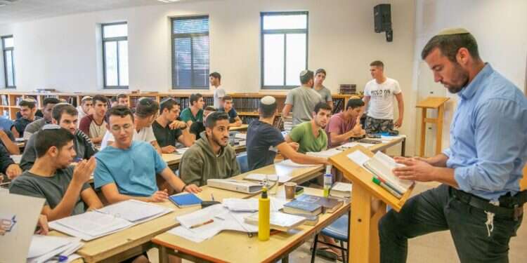 הרב אהרון צוהר בשיעור במכינת עצֹם, השבוע. צילום: יוסי אלוני צילום: יוסי אלוני