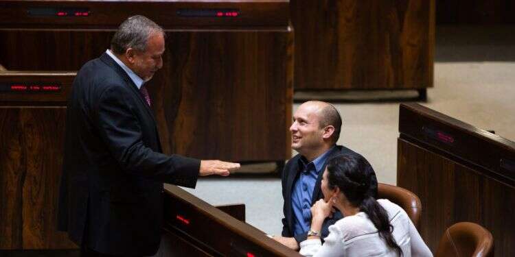 נפתלי בנט, ואביגדור ליברמן במהלך דיון בכנסת. צילום: דודי ועקנין צילום: דודי ועקנין
