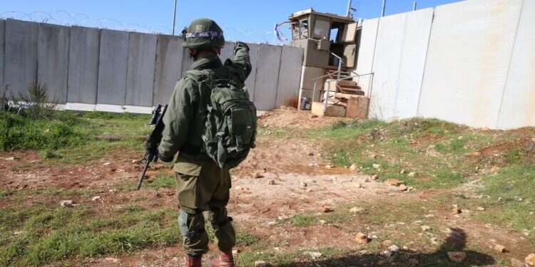 תחושת שטח. חייל בעמדת שמירה ליד בית-אל. צילום: מרים צחי צילום: מרים צחי