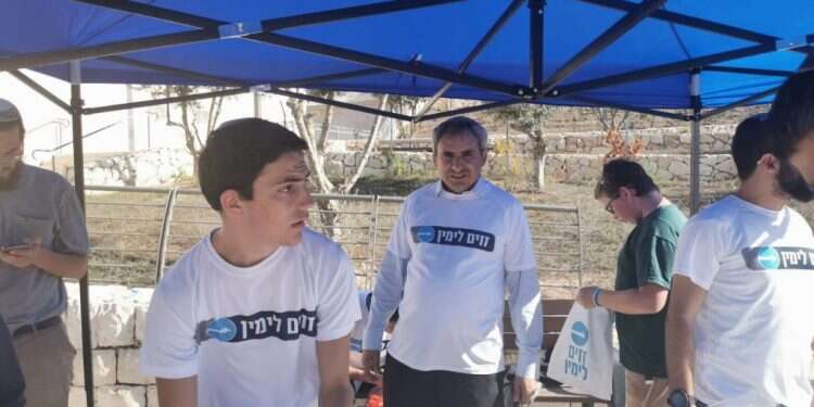 "זזים לימין"