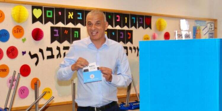 שר האוצר כחלון מצביע בקלפי בשבוע שעבר. צילום: הרצי שפירא
צילום: הרצי שפירא