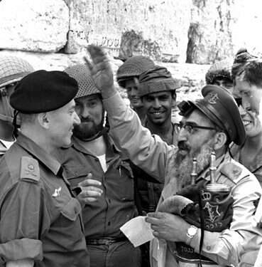 הרב שלמה גורן בכותל המערבי, 1967. צילום: צלמי במחנה צילום: צלמי במחנה