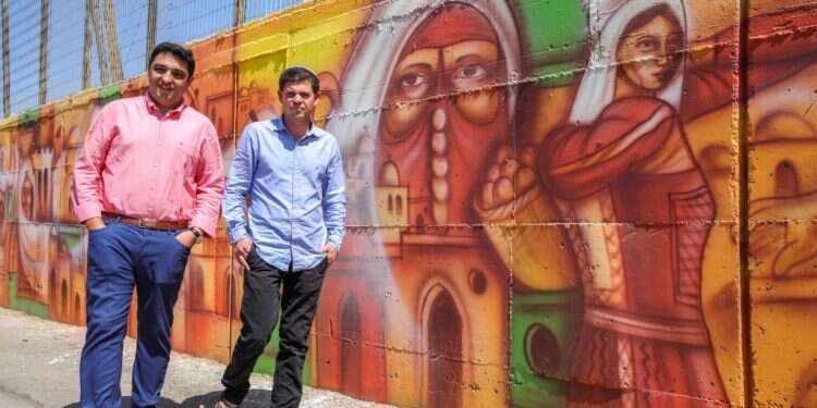 קייזלר (מימין) וענבר בכפר-קאסם. צילום: יוסי אלוני צילום: יוסי אלוני