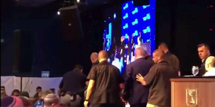 בנימין נתניהו מורד מהבמה ע צילום מתוך דף הפייסבוק של הליכוד