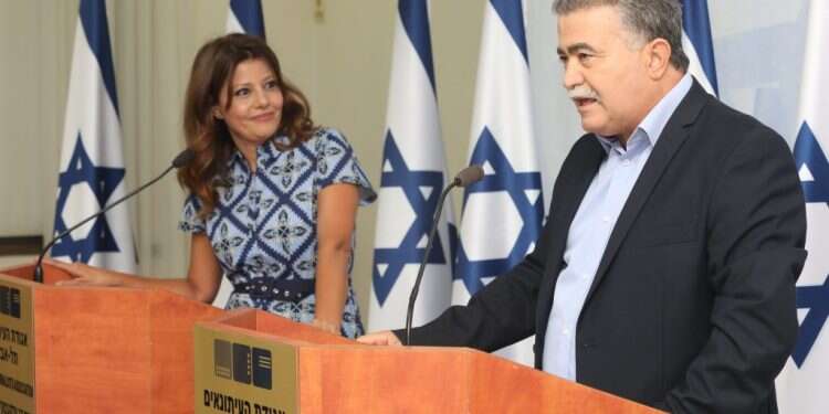 עמיר פרץ ואורלי לוי-אבקסיס. צילום: גדעון מרקוביץ צילום: גדעון מרקוביץ