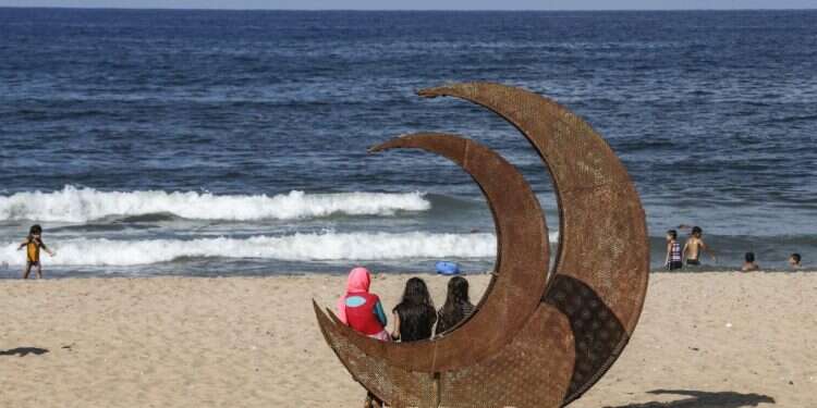 לבנון נחשבה בעבר לשווייץ של המזרח התיכון. חוף ים בביירות. צילום: AFP פאבים, רוק אנד רול וריקודים סוערים בביירות