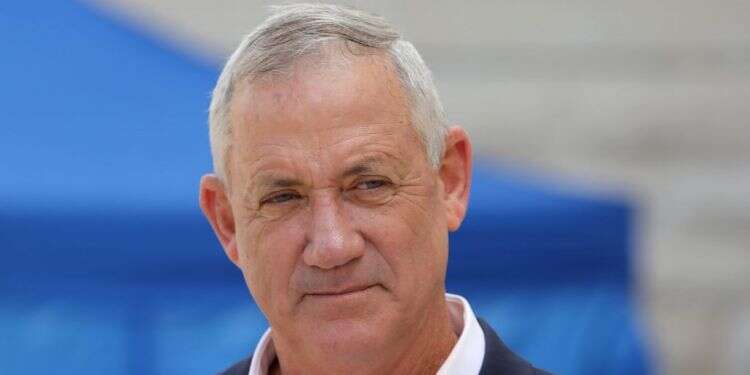 בני גנץ. צילום: EPA "לא כולם ניחנו בטמטום הפוליטי המפואר שאני ניחנתי בו"