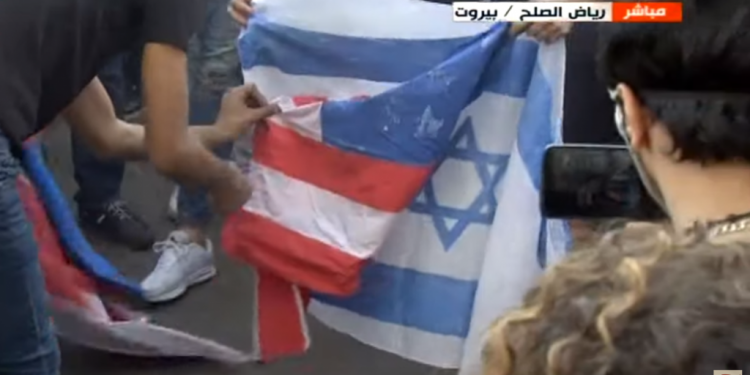 מפגינים בלבנון שורפים את דגלי ארה תומכי חיזבאללה מנסים להסיט את ההפגנות נגד ישראל