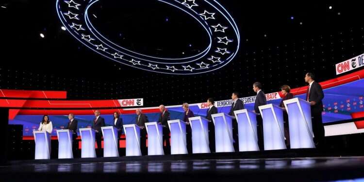 המועמדים על בימת העימות הדמוקרטי באוהיו, בשבוע שעבר. צילום: גטי אימג'ס הקרקס הנודד של העימות הדמוקרטי: אין כוכב במרוץ לנשיאות ארה"ב