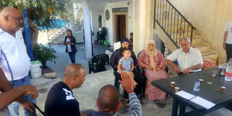 סוכת האבלים בבסמת-טבעון. במרכז: אינסף אמה של ביאן בושקאר אוחזת את נכדתה הפעוטה, אליס. צילום: יאיר קראוס צילום: יאיר קראוס