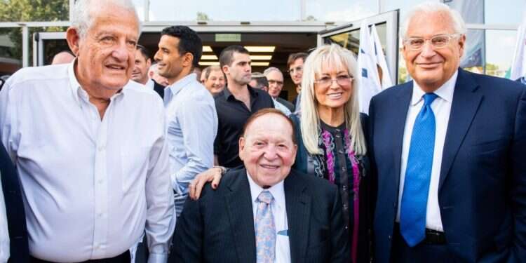 מימין:  דייויד פרידמן, ד היסטוריה: נחנך בי"ס לרפואה באריאל