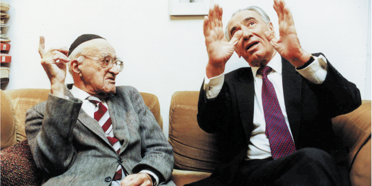 הסעיר במיוחד את החברה הדתית־לאומית, ודווקא בגלל החלק היותר רציני באישיותו הציבורית. שמעון פרס וישעיהו ליבוביץ', 1994. צילום: משה שי, פלאש 90 צילום: משה שי, פלאש 90