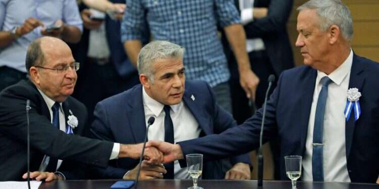 גנץ, לפיד ויעלון בישיבת המפלגה. צילום: AFP צילום: AFP