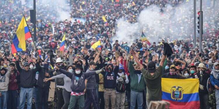 הפגנה נגד עליית מחירי הדלק באקוודור, החודש. צילום: AFP צילום: AFP