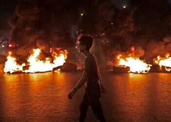 ווטסאפ, סיגריות ודלק: מפגינים מבעירים את לבנון