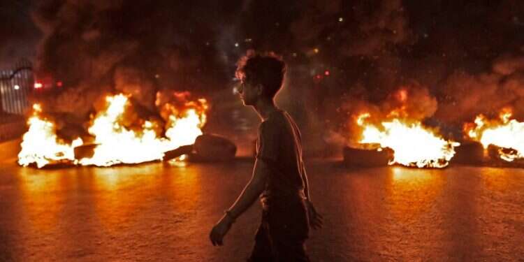 ההפגנות בלבנון. צילום: AFP ווטסאפ, סיגריות ודלק: מפגינים מבעירים את לבנון