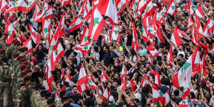 הפגנות המונים באחד מהכבישים הראשיים של ביירות, ארכיון. צילום: AFP לבנון: זעם ואופוריה בהפגנות נגד המשטר וחיזבאללה