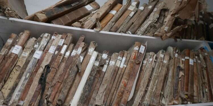 ספרים יהודיים בג'רבה, תוניס. קרדיט: מאיר אלפסי שלא נדע: לא חבל על המקום בדיסק?