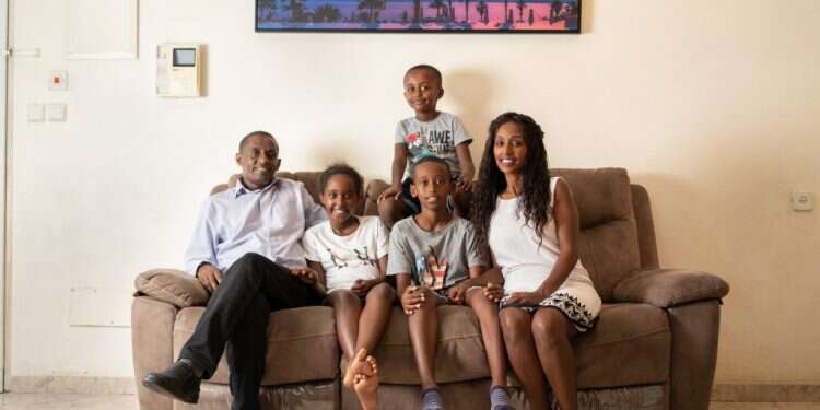 משפחת טקה. טלי (36) וסולומון (46), וילדיהם מתן (6), עילאי (11) ואביה (10). צילום: יואב זוהר צילום: יואב זוהר