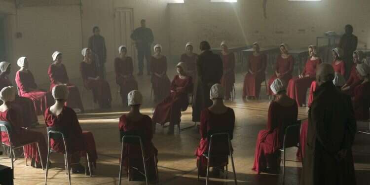 העולם נשלט על ידי ממשל דתי־נוצרי טוטליטרי שאיבד את כוח ההולדה שלו. מתוך הסדרה עולם חרד מעצמו