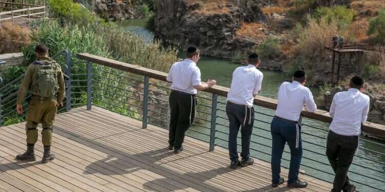 נתן, אברהם, יצחק ושמחה. צילום: יוסי אלוני "לא בכל יום מחזירים שטח כמו נהריים, זה לא הוגן בכלל"